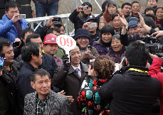 一位来自上海的先生以119.5万的天价拍下一坛50公斤的酒王。 中国网图片库 郭斌摄影