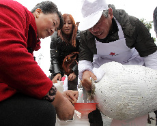 12月19日，浙江省诸暨市铜山镇新街，镇上多家酿酒户的400余名酿酒师，在同一时间、同一地点，用传统酿造工艺酿制同山烧。 中国网图片库 郭斌摄影