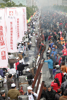 12月19日，浙江省诸暨市铜山镇新街，镇上多家酿酒户的400余名酿酒师，在同一时间、同一地点，用传统酿造工艺酿制同山烧。 中国网图片库 郭斌摄影