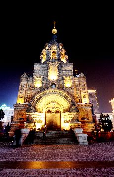 巍峨壮美的圣索菲亚教堂，构成了哈尔滨独具异国情调的人文景观和城市风情，同时，它又是沙俄入侵东北的历史见证和研究哈尔滨市近代历史的重要珍迹。中国网图片库 王海滨/摄