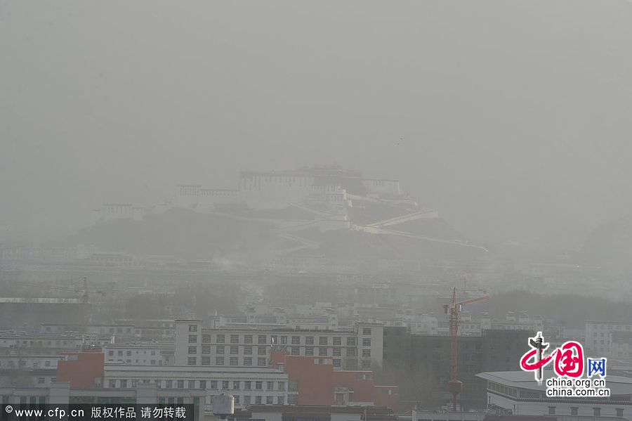 拉萨出现浮尘天气 布达拉宫隐身