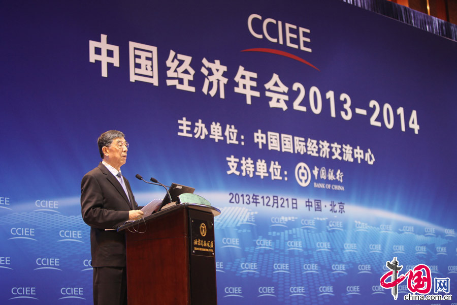經濟年會主持人中國國際經濟交流中心執行副理事長王春正。