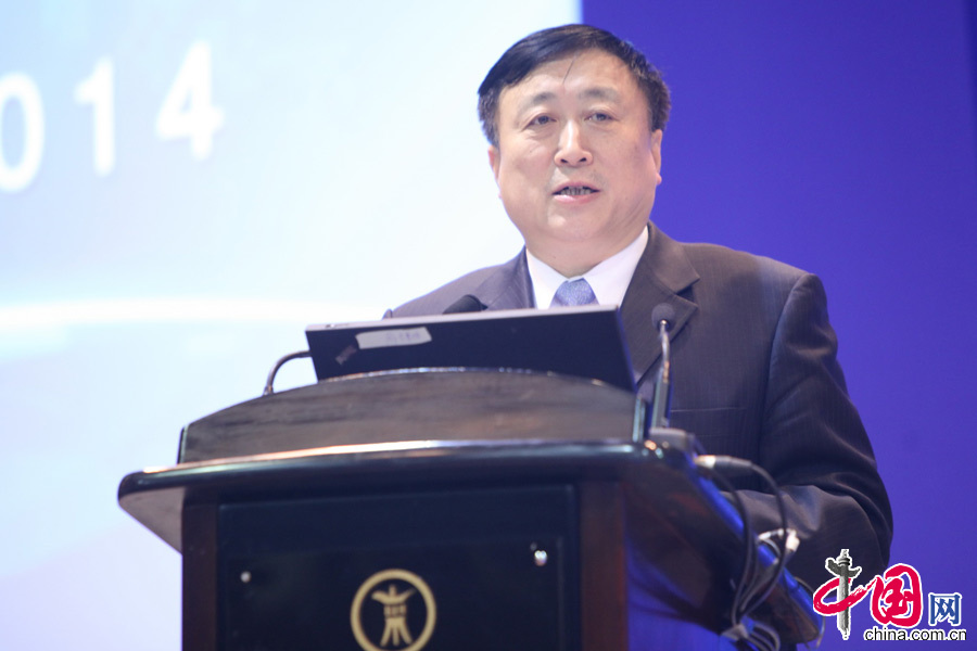 中國國際經濟交流中心秘書長張大衛主持主題討論會。