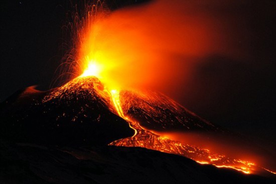 義大利西西裏島最大火山噴發 照亮夜空(組圖)