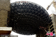 12月22日，湖北省武汉市。一座外形酷似“鸟巢”施工名称为“星空会所”的巨型空中椭球体结构出现在武汉国际博览中心洲际酒店顶部18层至20层的中间连接处。图片作者:Chellosun/CFP