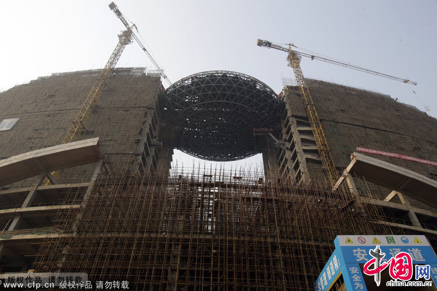  12月22日，湖北省武汉市。一座外形酷似“鸟巢”施工名称为“星空会所”的巨型空中椭球体结构出现在武汉国际博览中心洲际酒店顶部18层至20层的中间连接处。图片作者:Chellosun/CFP