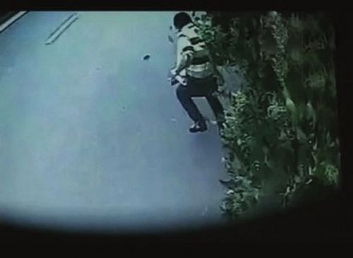 “幸运哥”身手敏捷 躲过车祸