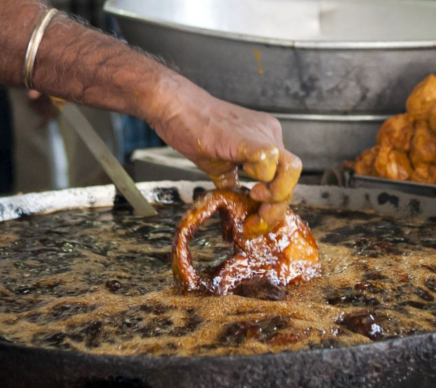 印度厨师200度高温油锅中徒手炸鱼