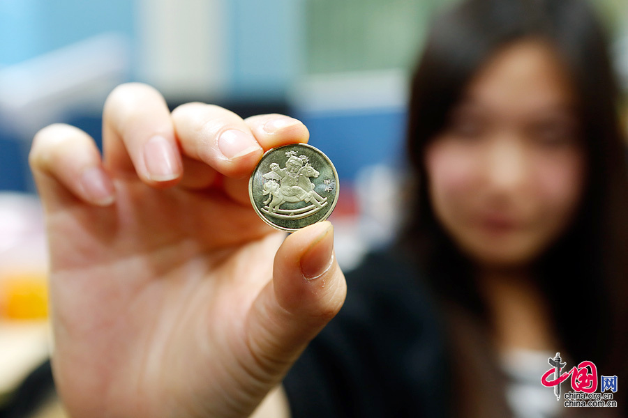 12月24日，国内各大银行开始兑换2014年贺岁普通纪念币。 中国网 杨佳 摄影