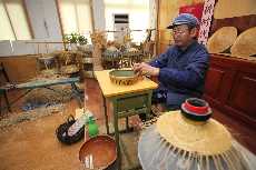 孙世安是这一传统技艺的第四代传人，从他的曾祖父开始，就是草编柳编技艺的能手。中国网图片库 吕斌/摄