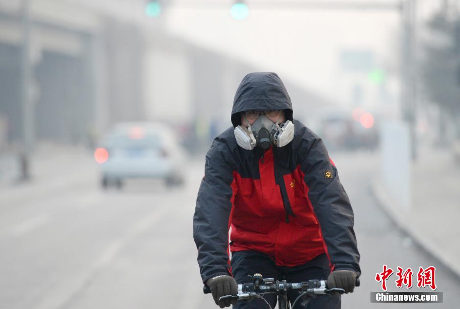 北京遭遇霧霾污染嚴重 市民戴“防毒面罩”出行
