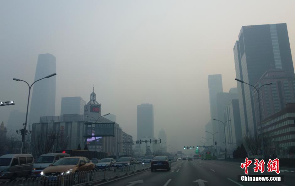 北京遭遇雾霾污染严重 市民戴“防毒面罩”出行