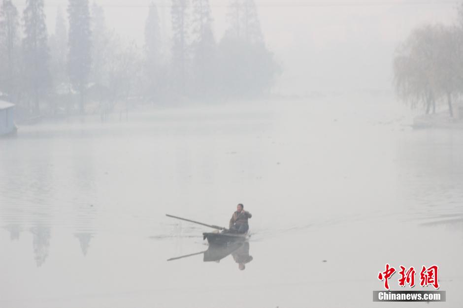 北京遭遇雾霾污染严重 市民戴“防毒面罩”出行
