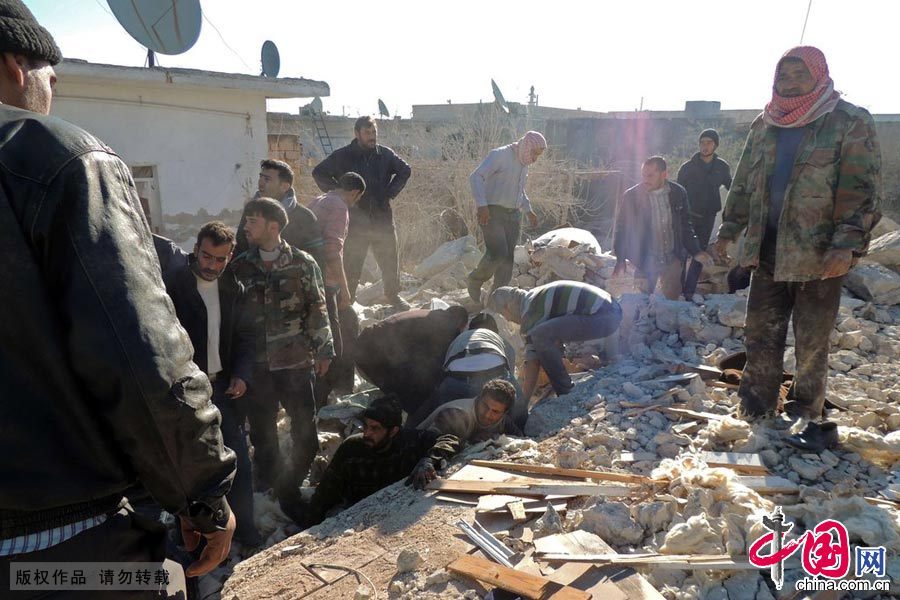 当地时间2013年12月22日，叙利亚阿勒颇郊区，人们在废墟中搜索幸存者图片作者:MOHAMMED AL-KHATIEB/CFP 