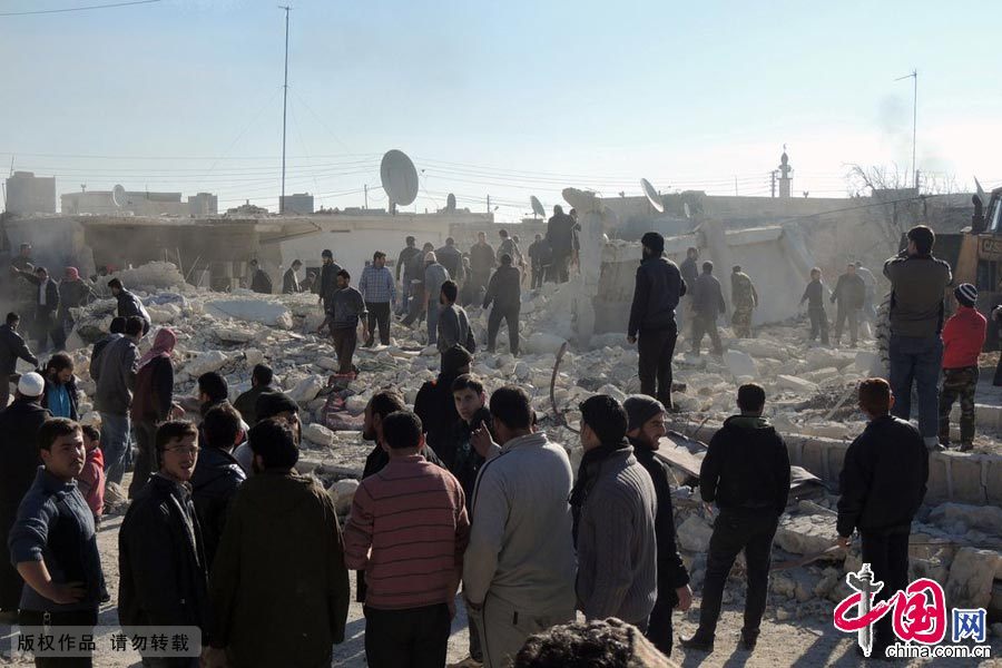 当地时间2013年12月22日，叙利亚阿勒颇郊区，人们在废墟中搜索幸存者图片作者:MOHAMMED AL-KHATIEB/CFP