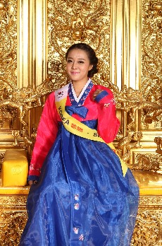 12月23日，参加2013城市旅游小姐世界年度冠军总决赛的选手在武汉总统府皇家龙椅上展示泳装秀。