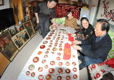 12月24日，甘肃张掖许多干部、职工、市民和学生来到收藏家曾继红家中参观和欣赏他收藏毛泽东同志的20000枚像章、画像、雕塑和工艺品，以此纪念毛泽东同志诞辰120周年。 中国网图片库 王将 摄