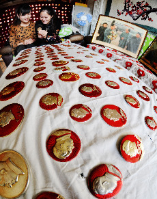12月24日，市民在收藏家曾继红家中参观和欣赏他收藏毛泽东同志的20000枚像章、画像、雕塑和工艺品，以此纪念毛泽东同志诞辰120周年。