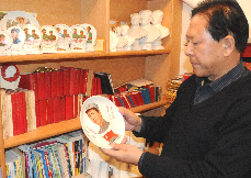 12月24日，收藏家曾继红在家中欣赏他收藏的宝贝。中国网图片库 王将 摄