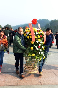 各界群众向毛泽东广场上的毛泽东塑敬献花蓝。 中国网图片库 彭年 摄