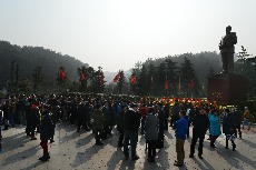 各界群众聚集毛泽东广场纪念毛泽东诞辰120周年。 中国网图片库 彭年 摄