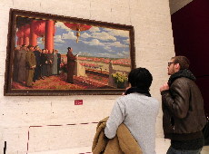 2013年12月24日，观众在北京国家博物馆参观“毛泽东书法与当代名家雕塑绘画展”。中国网图片库 邹惟麟 摄