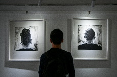 一位游客在欣赏版画。2006年，这里开启了国际顶级的原创版画创作基地。 中国网图片库 邓飞 摄