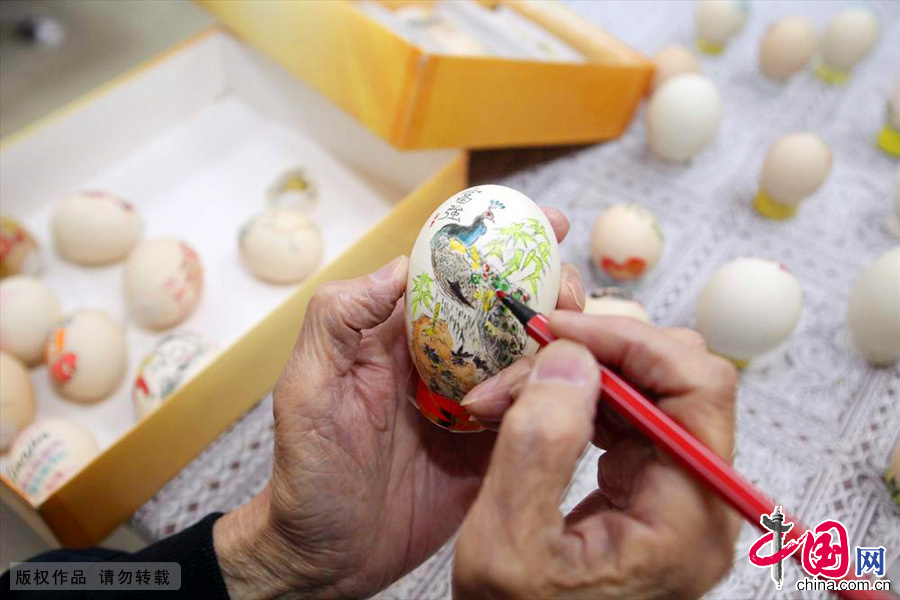 郭述曾作画用彩笔和水笔等简单工具，7年间他前后创作了千余件“蛋壳画”作品。中国网图片库 吕斌/摄