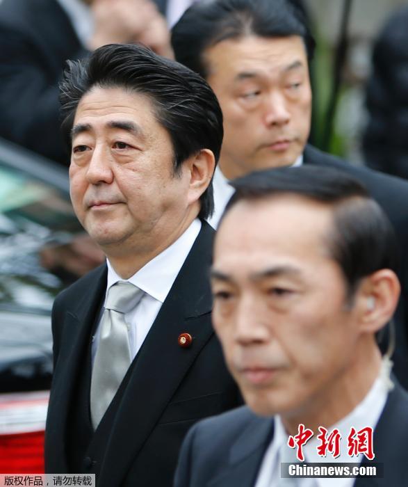 日本首相安倍晋三参拜靖国神社[组图]