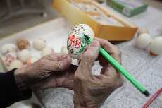 郭述曾作画用彩笔和水笔等简单工具，7年间他前后创作了千余件“蛋壳画”作品。中国网图片库 吕斌/摄