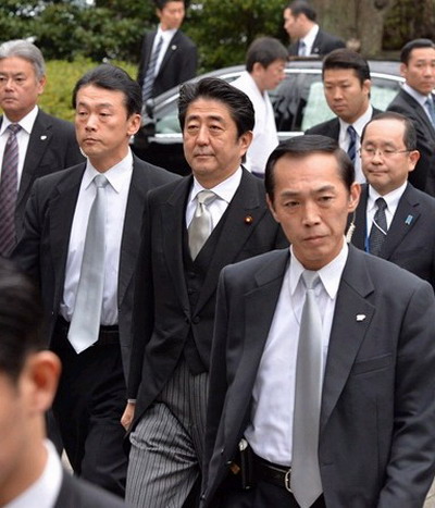 日本首相安倍晉三上任後首次參拜靖國神社[組圖]_圖片中國_中國網