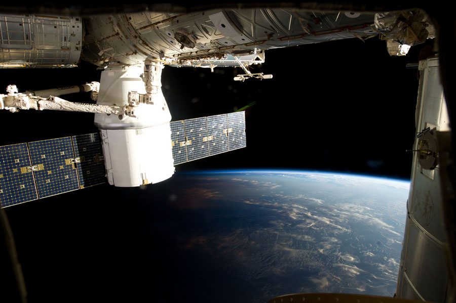 商业化航天兴起：2013年3月3日，太空探索技术公司（SpaceX）的“龙”货运飞船与国际空间站对接时的照片。