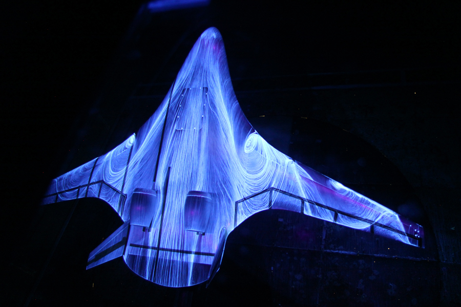 航太學（Aeronautics），NASA的第一個“A”：美國宇航局蘭利研究中心(Langley Research Center)，加特林（Greg Gatlin）研究員率領的團隊將熒光油噴到正在亞音速風洞內接受測試的未來“翼身混合體(hybrid wing body)5.8%比例概念模型上