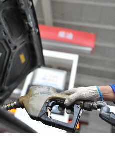 9月29日，浙江省臨安市一家加油站的工作人員在給車輛加油。