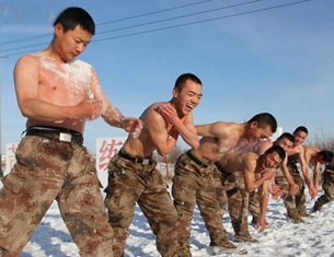 解放军驻疆战士零下20度室外赤膊训练