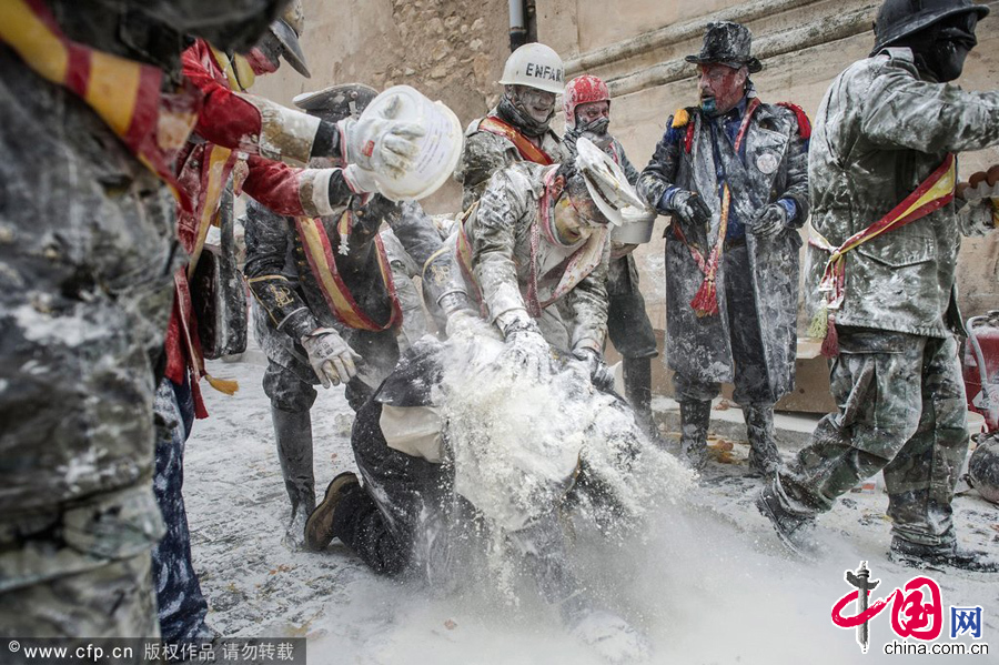当地时间2013年12月28日，西班牙Ibi，狂欢者全副武装参加面粉大战。这一传统活动已经有200年历史。 图片来源：cfp