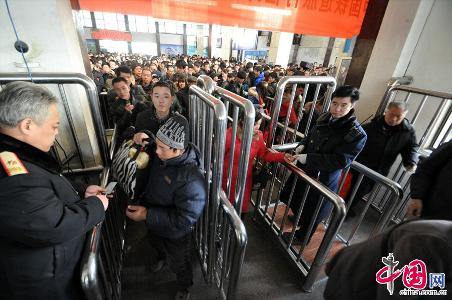 12月26日，旅客在河北省邯郸火车站检票进站。 中国网图片库 郝群英摄影