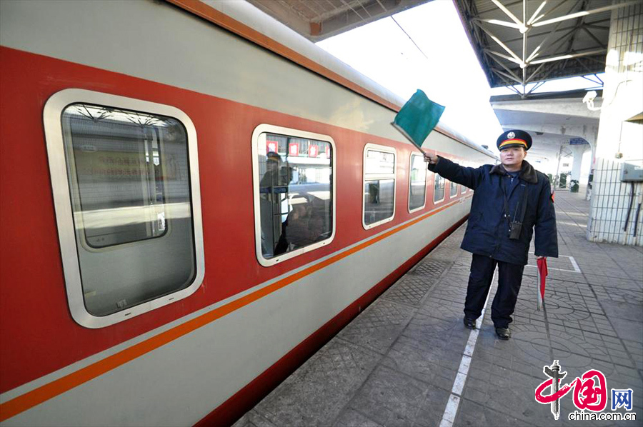 12月26日，河北省邯鄲火車站的工作人員向火車發佈發車信號。 中國網圖片庫 郝群英攝影