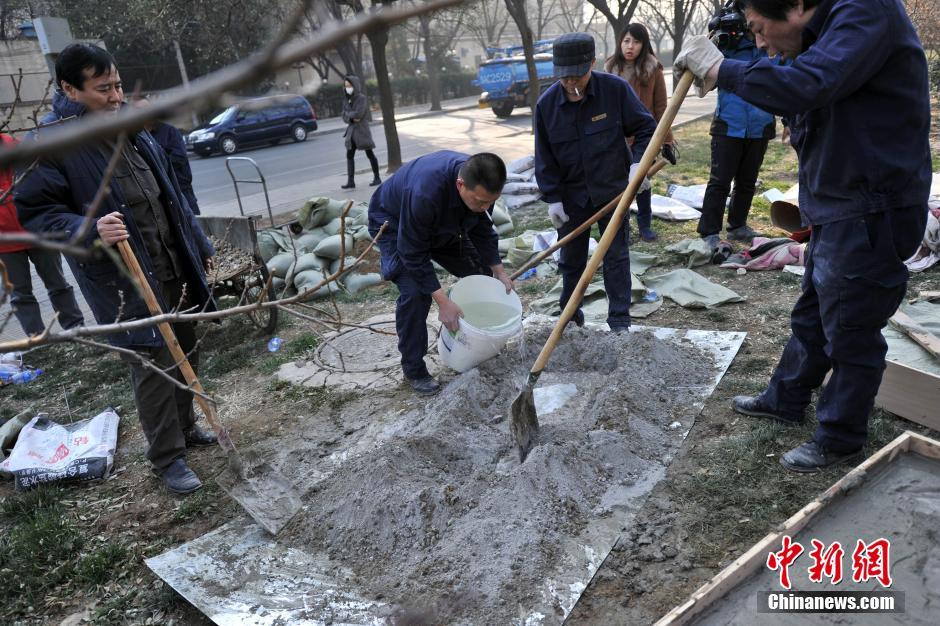 北京住人下水道井口被用水泥封死