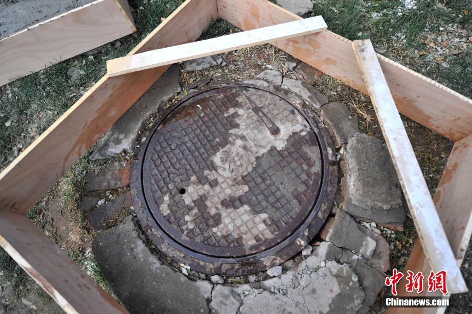 北京住人下水道井口被用水泥封死