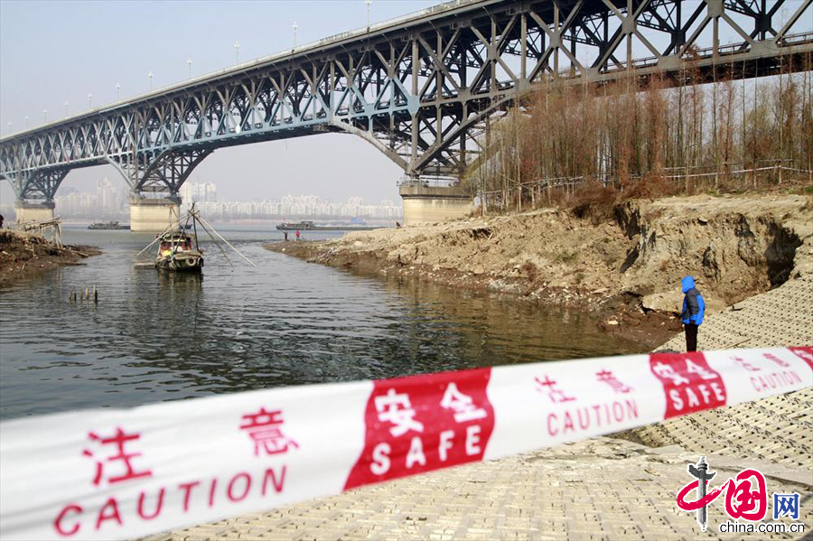 2013年12月30日，南京市环境整治综合指挥部在长江堤岸塌陷处拉起了警戒线。 中国网图片库 恬怡摄影
