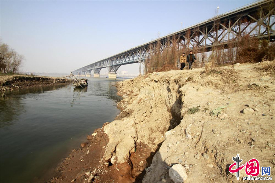 2013年12月30日拍摄的南京长江大桥段长江堤岸塌陷处。 中国网图片库恬怡摄影