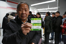一位郑州市民在展示地铁票。