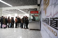 鄭州市民地鐵站排隊購票乘坐地鐵。