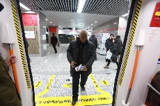 郑州市民地铁站排队购票乘坐地铁。