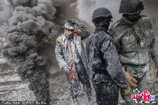 当地时间2013年12月28日，西班牙Ibi，狂欢者全副武装参加面粉大战。这一传统活动已经有200年历史。 图片来源：cfp