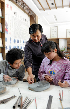 2012年，汪顺清创作的《归荷图砚》荣获中国工艺美术百花奖金奖。 