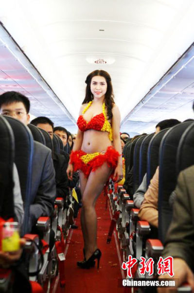越南客机上举行比基尼选美比赛