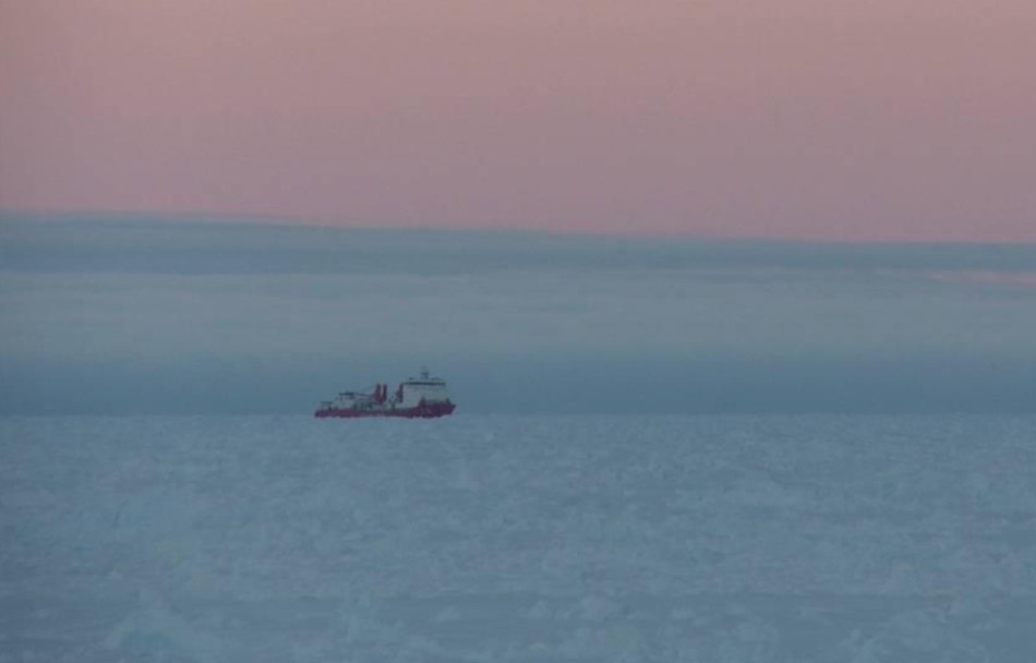 俄科研船被困南极冰面
