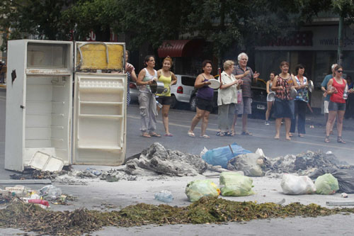 阿根廷首都酷暑大停电民众上街抗议
